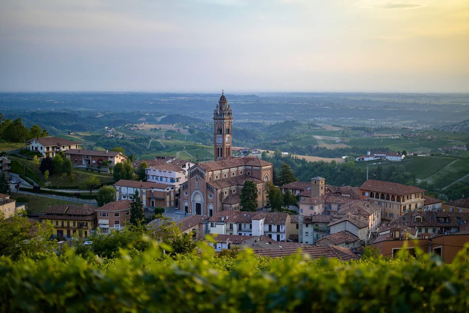 Alba immersa nelle colline delle Langhe al tramonto