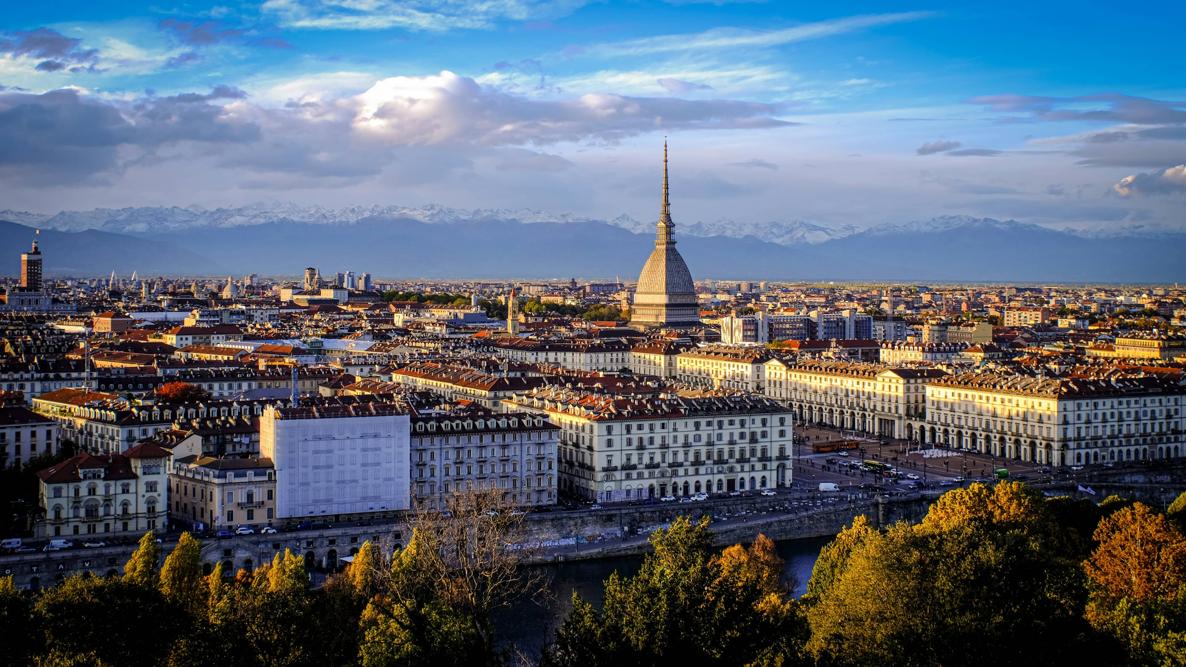 Veduta di Torino con la Mole Antonelliana e le Alpi sullo sfondo